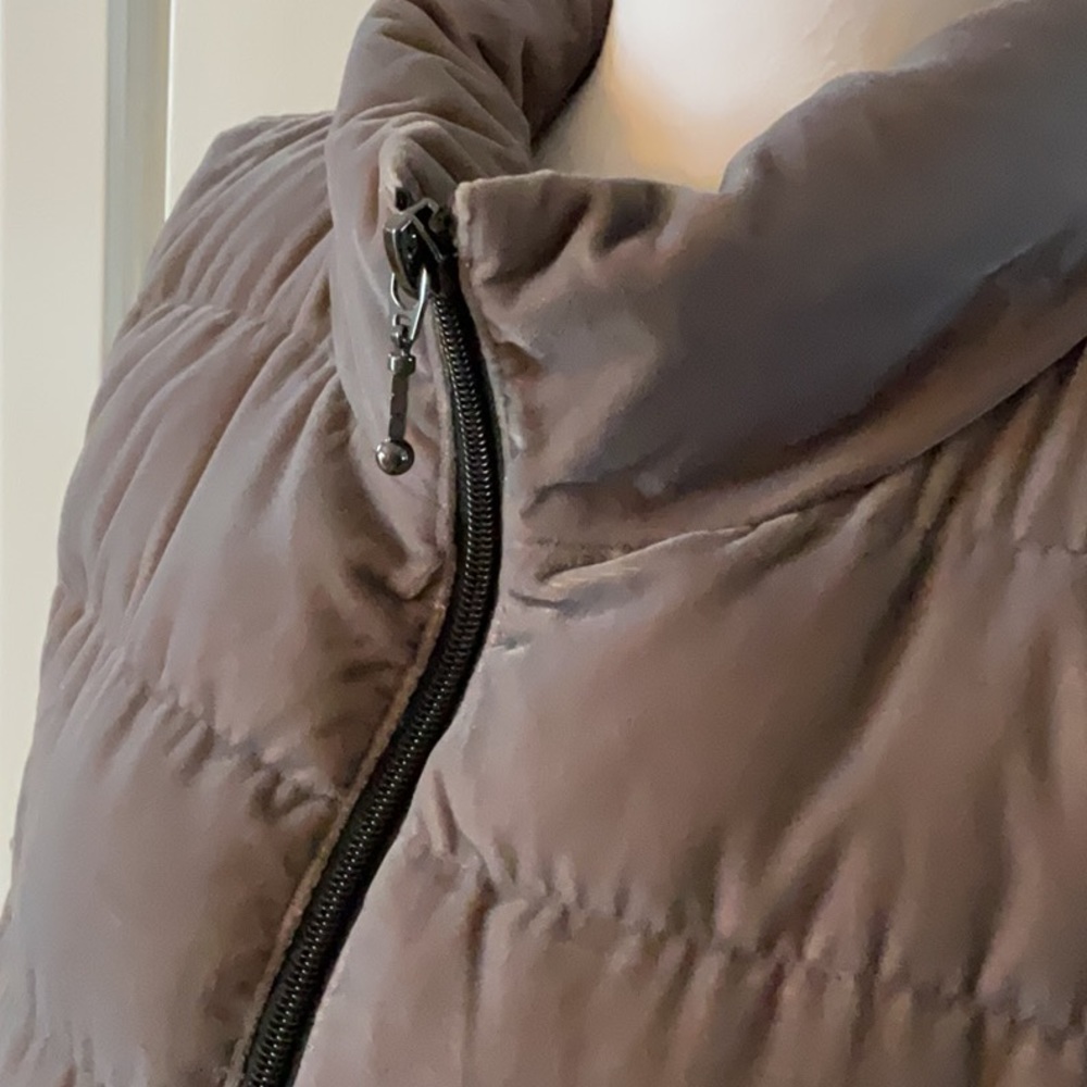 Quilted Puffer vest -color is iridescent gray/dark taupe velour, Size L.